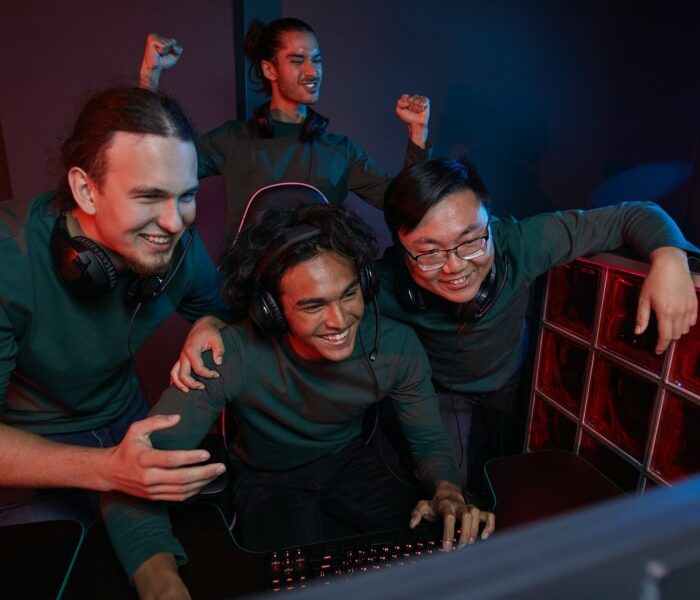 gamers playing computer game poo3gv5790nc8mijgqhwssbj7ln5qro44tyco5rdjs