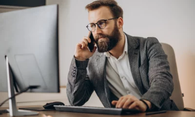 jeune homme affaires parlant au telephone travaillant ordinateur 1303 25412