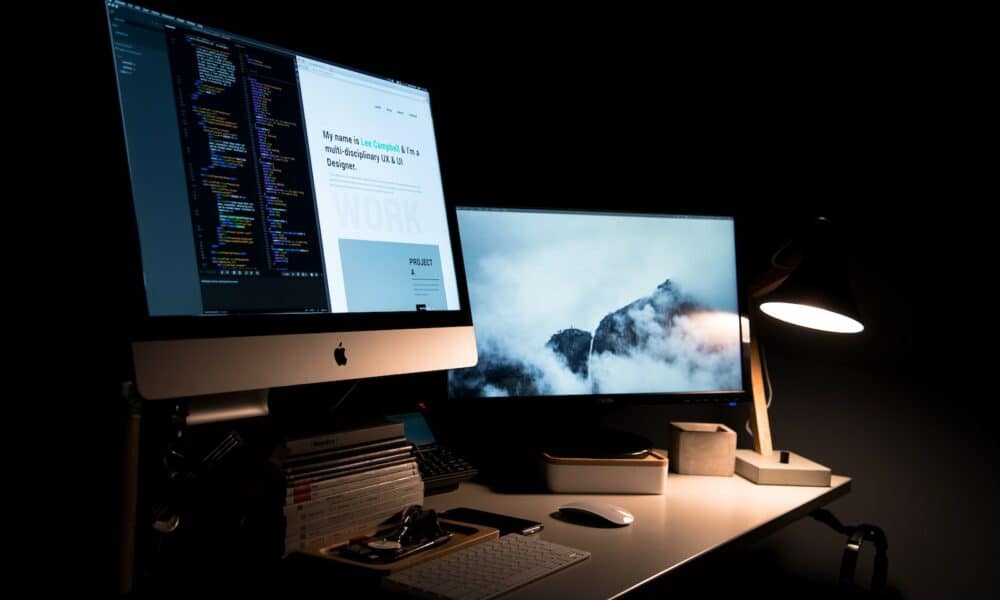 Imac Aluminum on Table