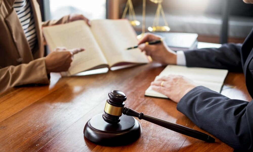 Zoom sur le bureau d39un avocat en pleine consultation