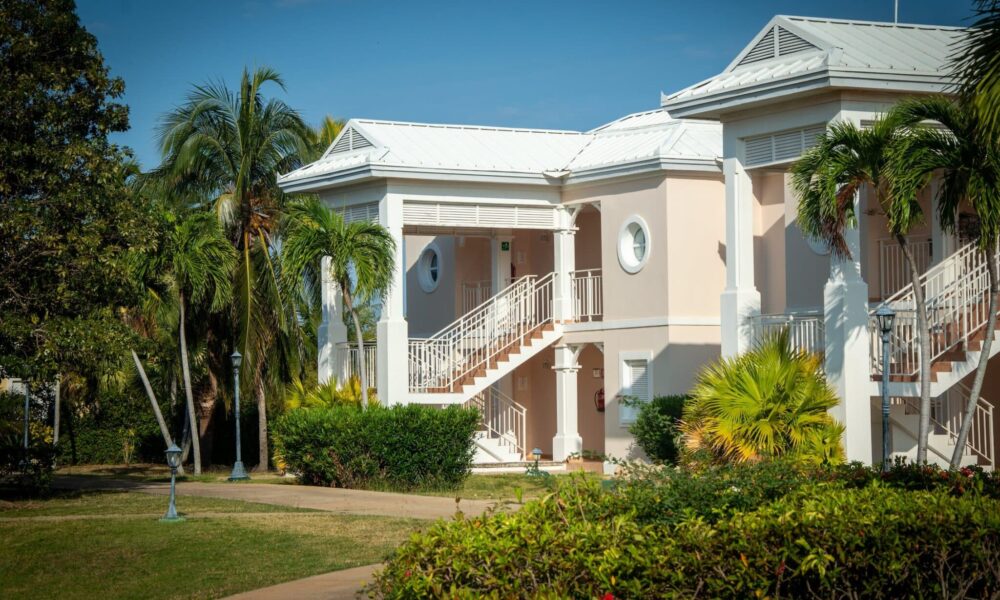 free photo of maisons hotel jardin maison scaled