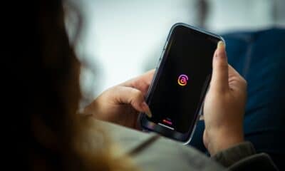 free photo of jeune femme utilisant la nouvelle application meta threads sur smartphone