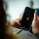 free photo of jeune femme utilisant la nouvelle application meta threads sur smartphone