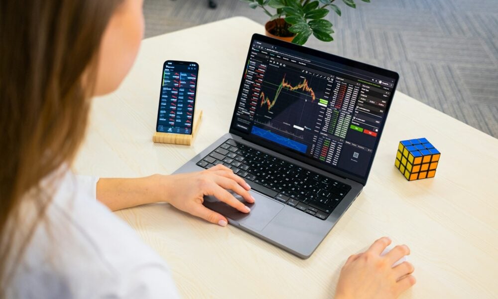 does crypto market close