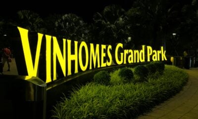 a lighted sign that reads vinhoms grand park