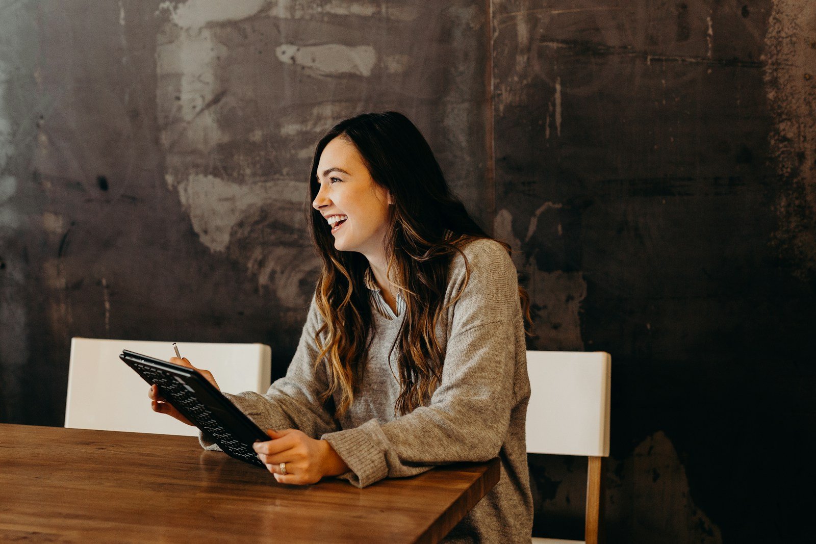 Periodismo Independiente y Verdad sin Filtros: La Importancia de Acceder a Cruda Evidencia 16 woman sitting around table holding tablet