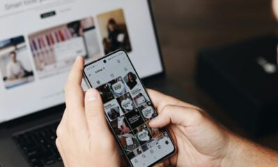 ragazzo con telefono in mano