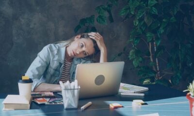 femme au bureau
