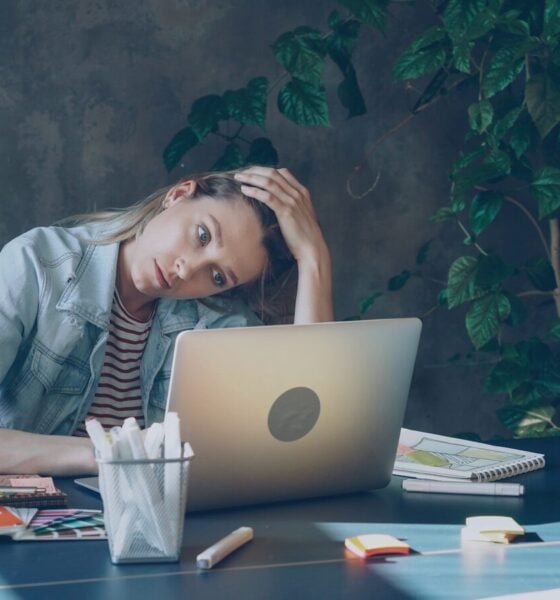 femme au bureau