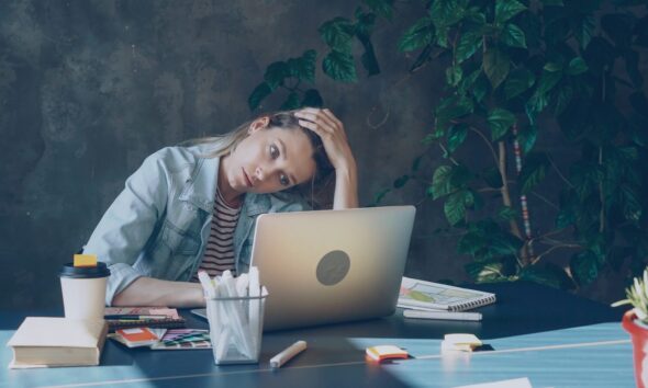 femme au bureau
