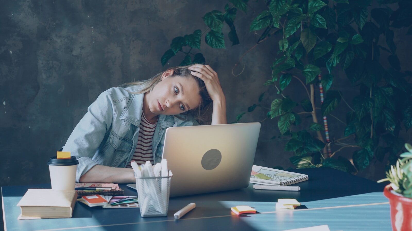 femme au bureau